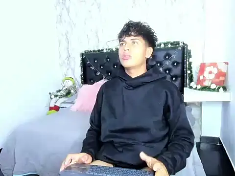 Valentino Lane online show from December 16, 2:16 am