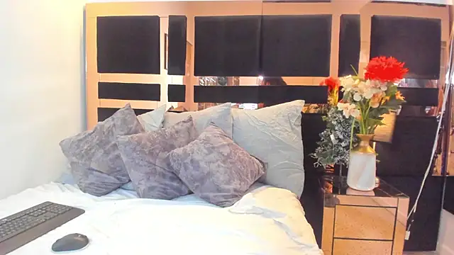 merielenbloom online show from December 18, 3:56 am