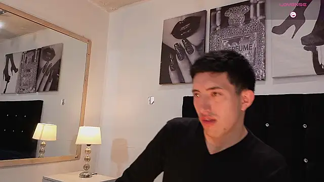 Snapshot of Un_Sluttyy chatting on March 13, 12:01 pm Un Sluttyy online show from March 13, 12:01 pm