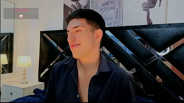 Snapshot of Un_Sluttyy chatting on April 1, 1:41 pm Un Sluttyy online show from April 1, 1:41 pm