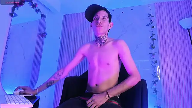 Snapshot of David_Power chatting on November 19, 4:23 am David Power online show from November 19, 4:23 am