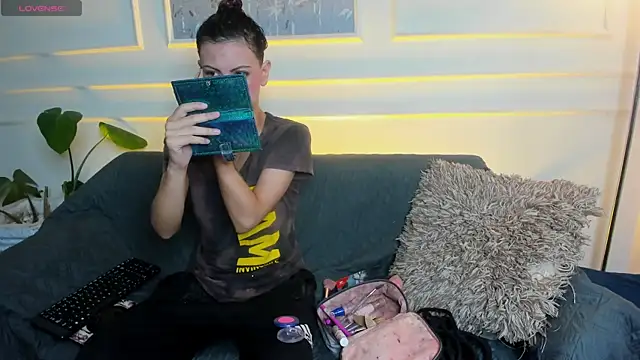 AliceMadnes online show from March 13, 12:45 pm