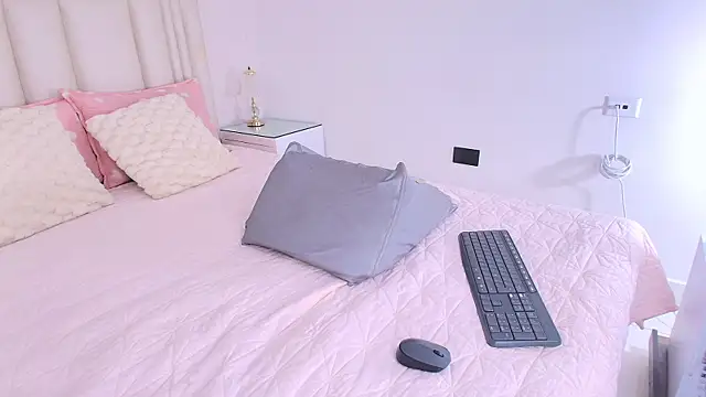 alanarose18 online show from May 14, 7:09 pm