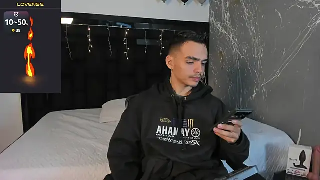 NicoKingg  online show from December 5, 4:10 am