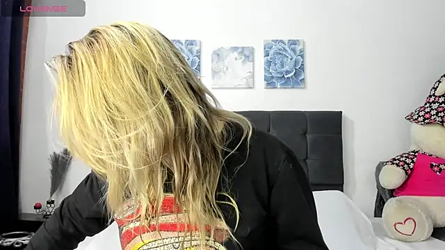 ariannawil online show from April 26, 10:40 pm