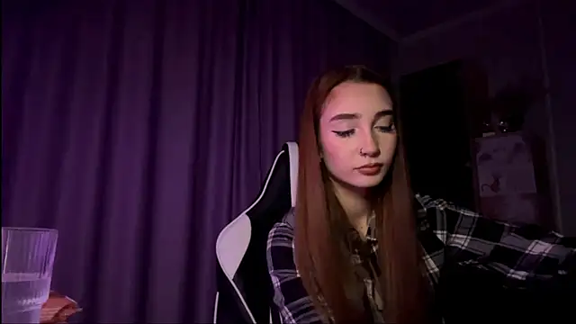 Snapshot of HollyPaw chatting on November 19, 7:36 pm HollyPaw online show from November 19, 7:36 pm