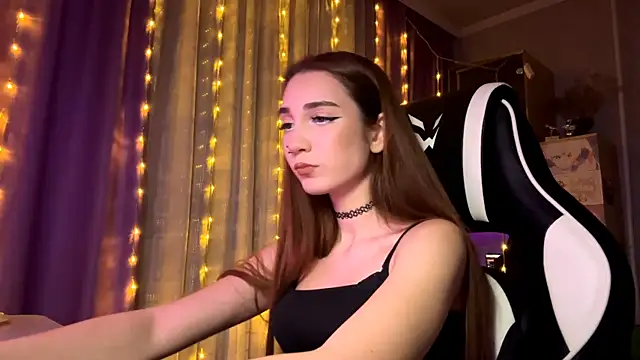 Snapshot of HollyPaw chatting on December 17, 7:20 pm HollyPaw online show from December 17, 7:20 pm