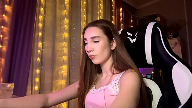 Snapshot of HollyPaw chatting on December 20, 8:05 pm HollyPaw online show from December 20, 8:05 pm