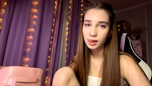 Snapshot of HollyPaw chatting on February 4, 10:58 pm HollyPaw online show from February 4, 10:58 pm