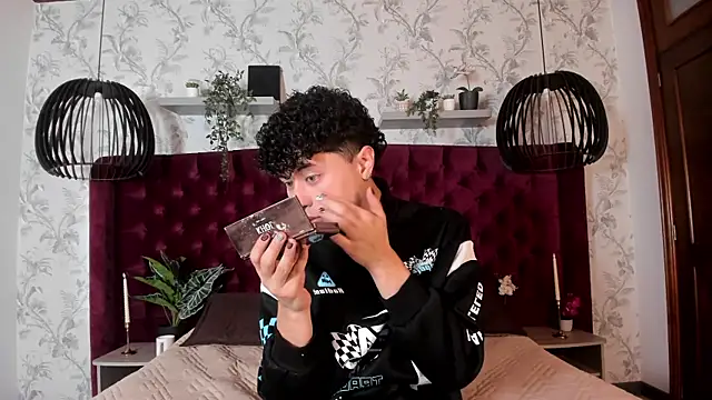 Noah dupont  online show from December 20, 11:39 am