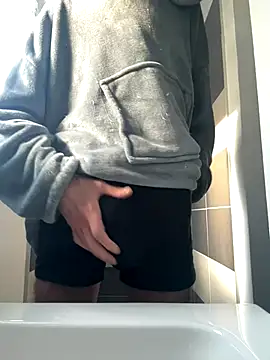 Snapshot of groschibre40100 chatting on November 16, 10:32 am groschibre40100 online show from November 16, 10:32 am