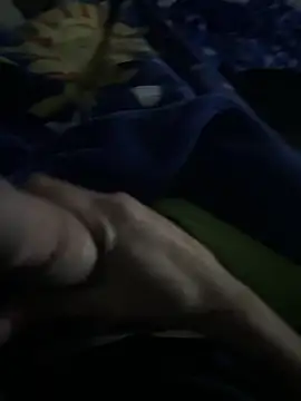 Snapshot of groschibre40100 chatting on December 16, 11:21 pm groschibre40100 online show from December 16, 11:21 pm