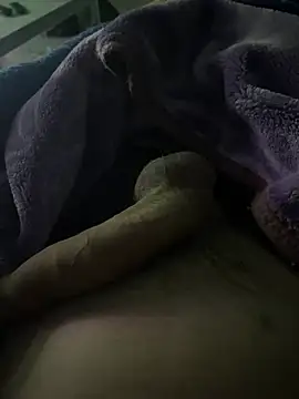 Snapshot of groschibre40100 chatting on February 19, 12:39 am groschibre40100 online show from February 19, 12:39 am