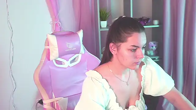 Snapshot of FrancescaCavaliere chatting on December 17, 8:20 am FrancescaCavaliere online show from December 17, 8:20 am