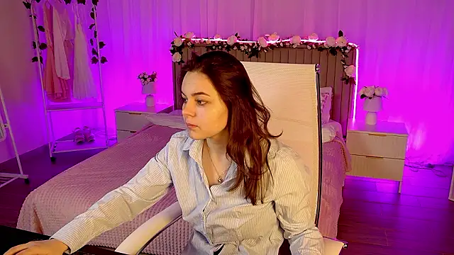 Snapshot of FrancescaCavaliere chatting on March 3, 6:41 am FrancescaCavaliere online show from March 3, 6:41 am