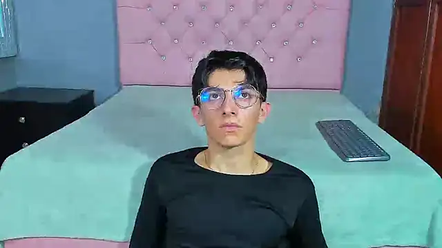 ElanGiraldo online show from January 7, 10:45 pm