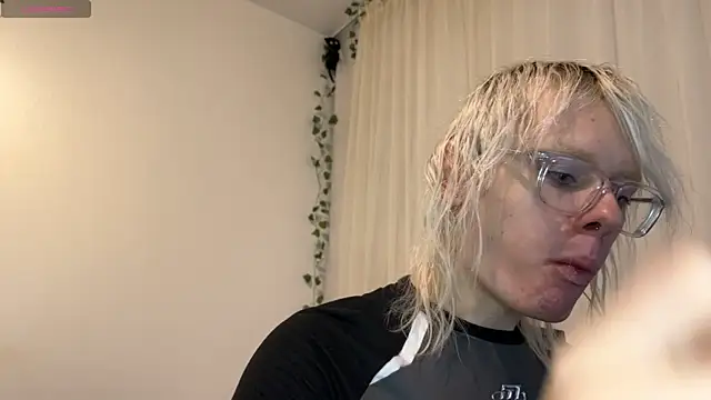 Snapshot of MollyChloe chatting on November 19, 9:15 pm MollyChloe online show from November 19, 9:15 pm