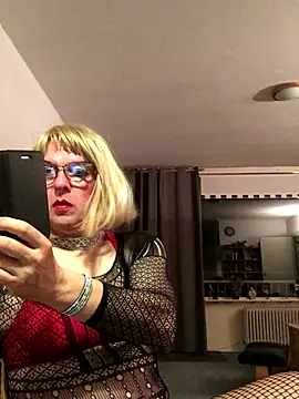 Snapshot of simone_xdressing chatting on September 21, 12:01 am simone xdressing online show from September 21, 12:01 am