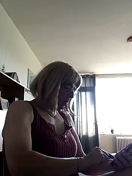 Snapshot of simone_xdressing chatting on September 26, 9:02 am simone xdressing online show from September 26, 9:02 am