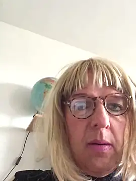 Snapshot of simone_xdressing chatting on October 3, 1:08 pm simone xdressing online show from October 3, 1:08 pm