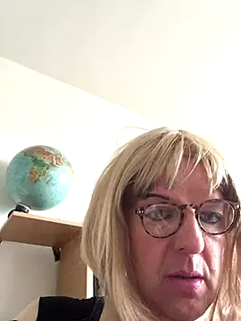 Snapshot of simone_xdressing chatting on October 12, 9:08 am simone xdressing online show from October 12, 9:08 am