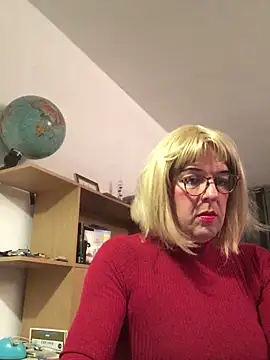 Snapshot of simone_xdressing chatting on October 26, 12:05 am simone xdressing online show from October 26, 12:05 am