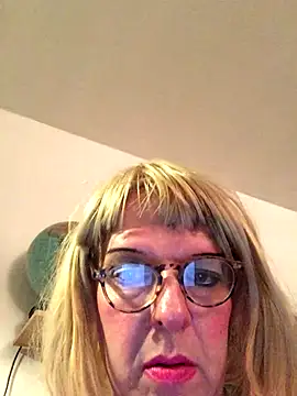 Snapshot of simone_xdressing chatting on November 2, 7:49 pm simone xdressing online show from November 2, 7:49 pm