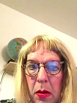 Snapshot of simone_xdressing chatting on November 8, 1:28 am simone xdressing online show from November 8, 1:28 am