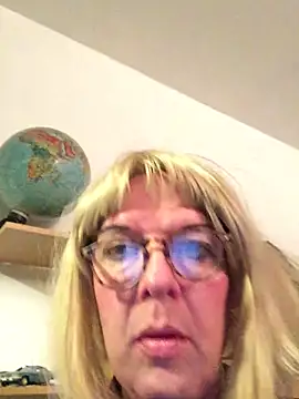 Snapshot of simone_xdressing chatting on November 10, 12:42 am simone xdressing online show from November 10, 12:42 am