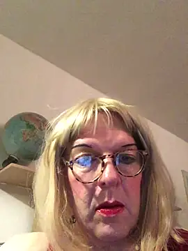 Snapshot of simone_xdressing chatting on November 16, 1:11 am simone xdressing online show from November 16, 1:11 am