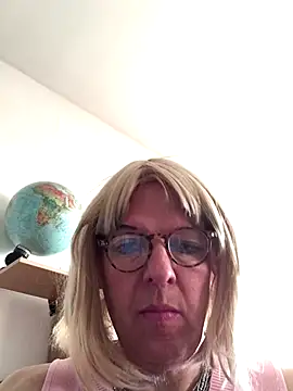 Snapshot of simone_xdressing chatting on November 26, 2:18 pm simone xdressing online show from November 26, 2:18 pm