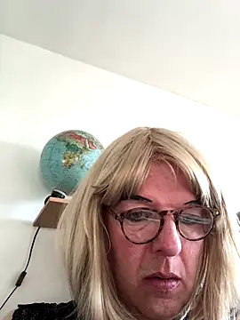 Snapshot of simone_xdressing chatting on November 30, 10:08 am simone xdressing online show from November 30, 10:08 am