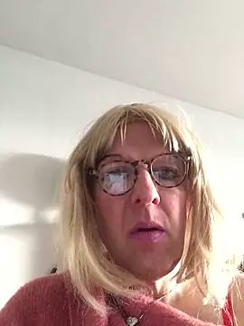 Snapshot of simone_xdressing chatting on December 21, 2:13 pm simone xdressing online show from December 21, 2:13 pm