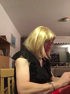 Snapshot of simone_xdressing chatting on January 18, 7:50 pm simone xdressing online show from January 18, 7:50 pm