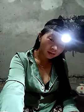 Snapshot of vangkt-cute chatting on April 18, 7:58 pm vangkt-cute online show from April 18, 7:58 pm