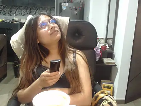 Snapshot of amatista_katzenn chatting on February 6, 3:33 am amatista katzenn online show from February 6, 3:33 am