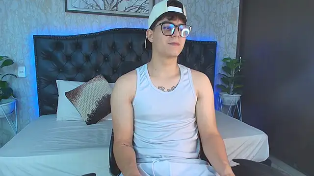 MaxxiCruzz online show from November 28, 4:15 am