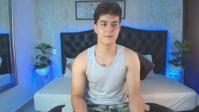 MaxxiCruzz online show from December 3, 4:20 am