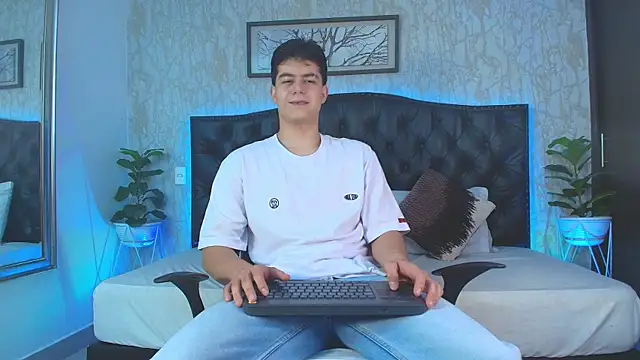 MaxxiCruzz online show from December 14, 3:45 am