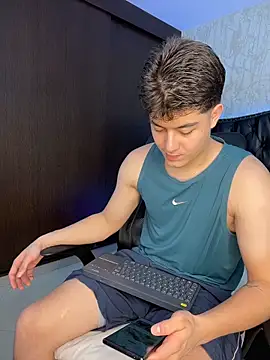 MaxxiCruzz online show from December 16, 4:39 am