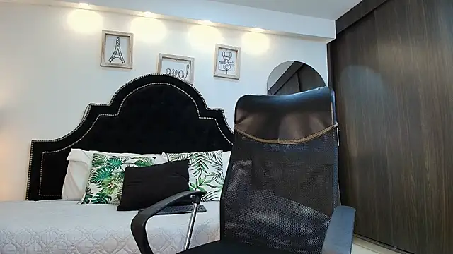 MaxxiCruzz online show from December 21, 5:25 am