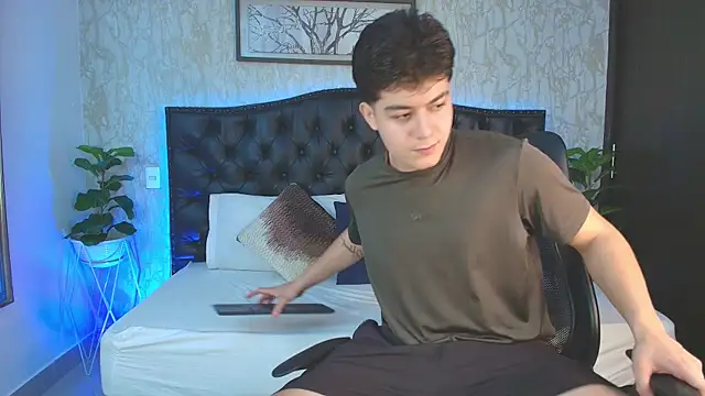 MaxxiCruzz online show from December 23, 4:32 am