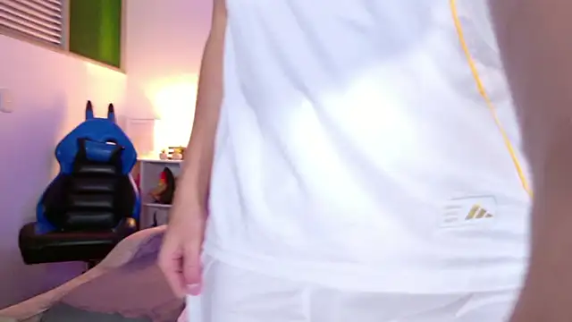 Snapshot of estebanperez_26 chatting on March 4, 10:43 am estebanperez 26 online show from March 4, 10:43 am