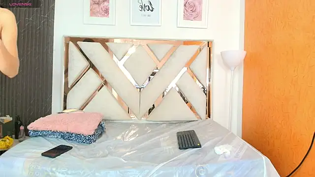 Antonella And Thiago online show from December 20, 12:34 pm