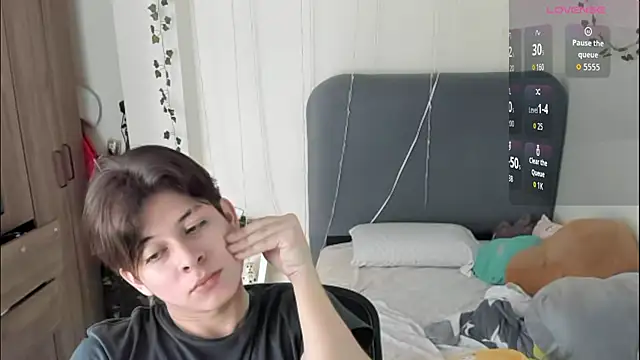 Felix kitty online show from April 7, 7:03 pm