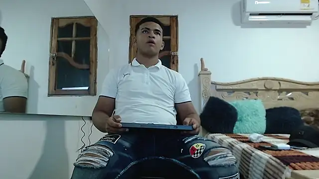 Snapshot of mathews___ chatting on November 18, 2:28 am mathews online show from November 18, 2:28 am