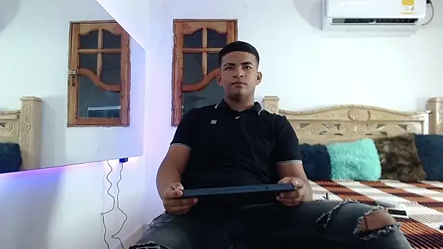 Snapshot of mathews___ chatting on November 30, 2:48 am mathews online show from November 30, 2:48 am