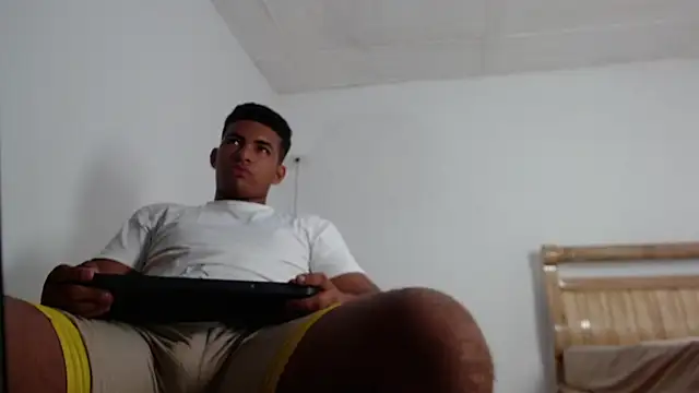 Snapshot of mathews___ chatting on December 3, 3:36 am mathews online show from December 3, 3:36 am