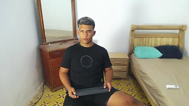 Snapshot of mathews___ chatting on December 18, 3:01 am mathews online show from December 18, 3:01 am