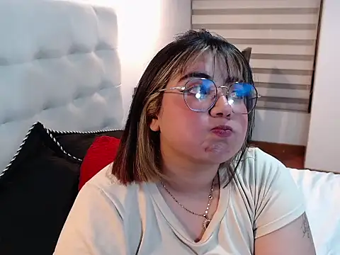 Snapshot of YiniBelle chatting on December 23, 12:52 am YiniBelle online show from December 23, 12:52 am